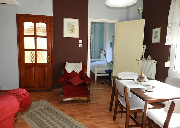 Helen's House يميناريا