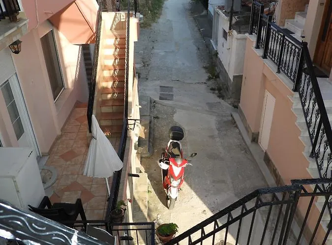 Helen's House يميناريا